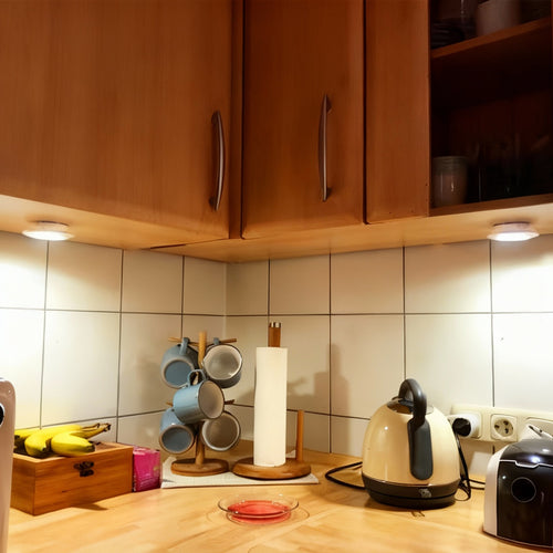 ثلاث مصابيح تشتغل بالبطارية و جهاز تحكم